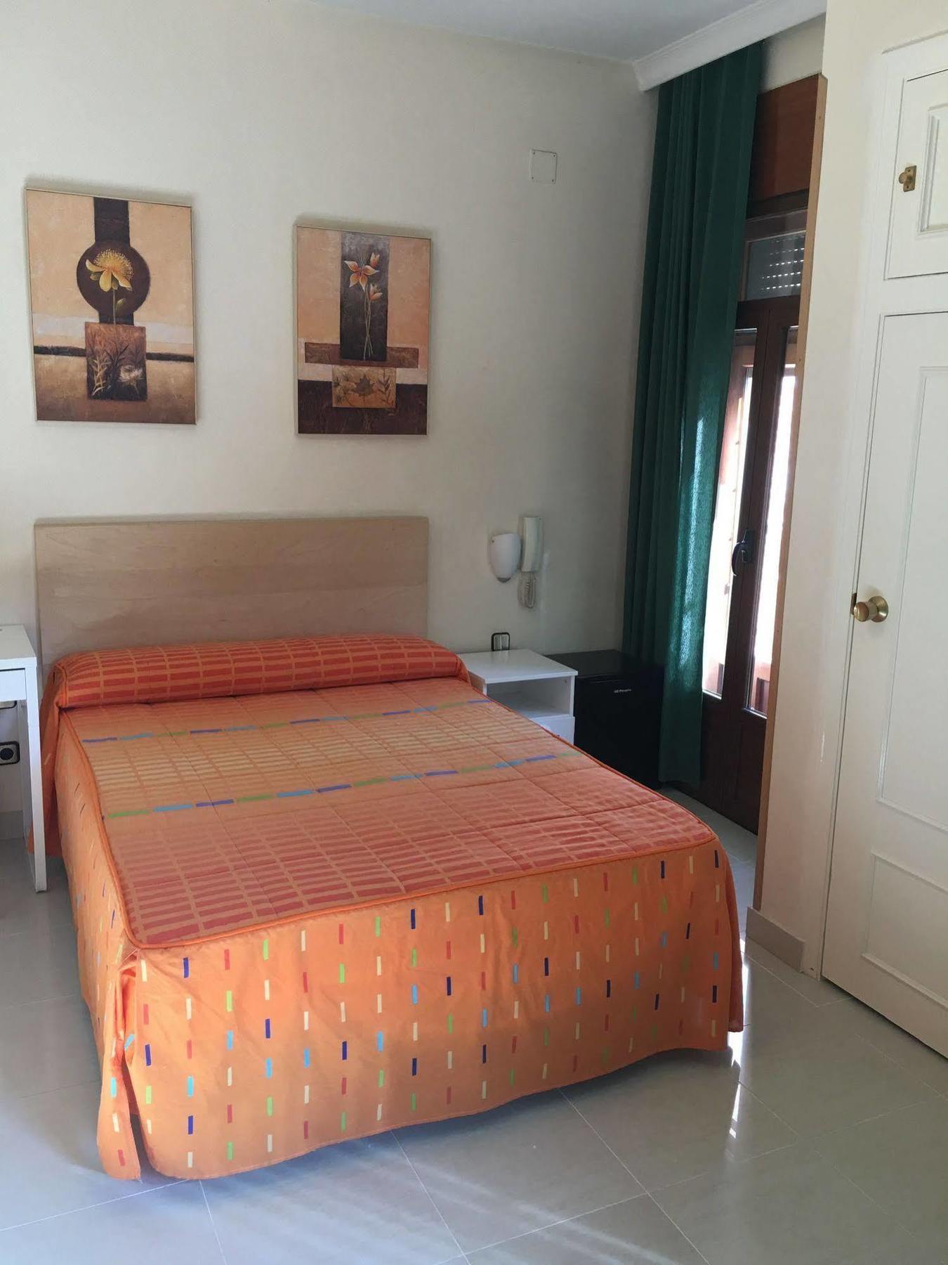 Hostal Cervantes Valdemoro Esterno foto