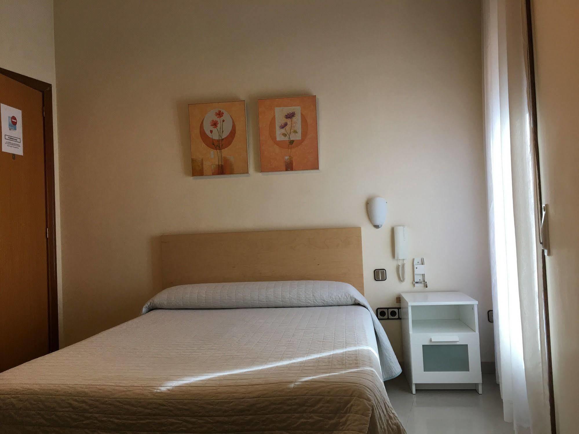 Hostal Cervantes Valdemoro Esterno foto