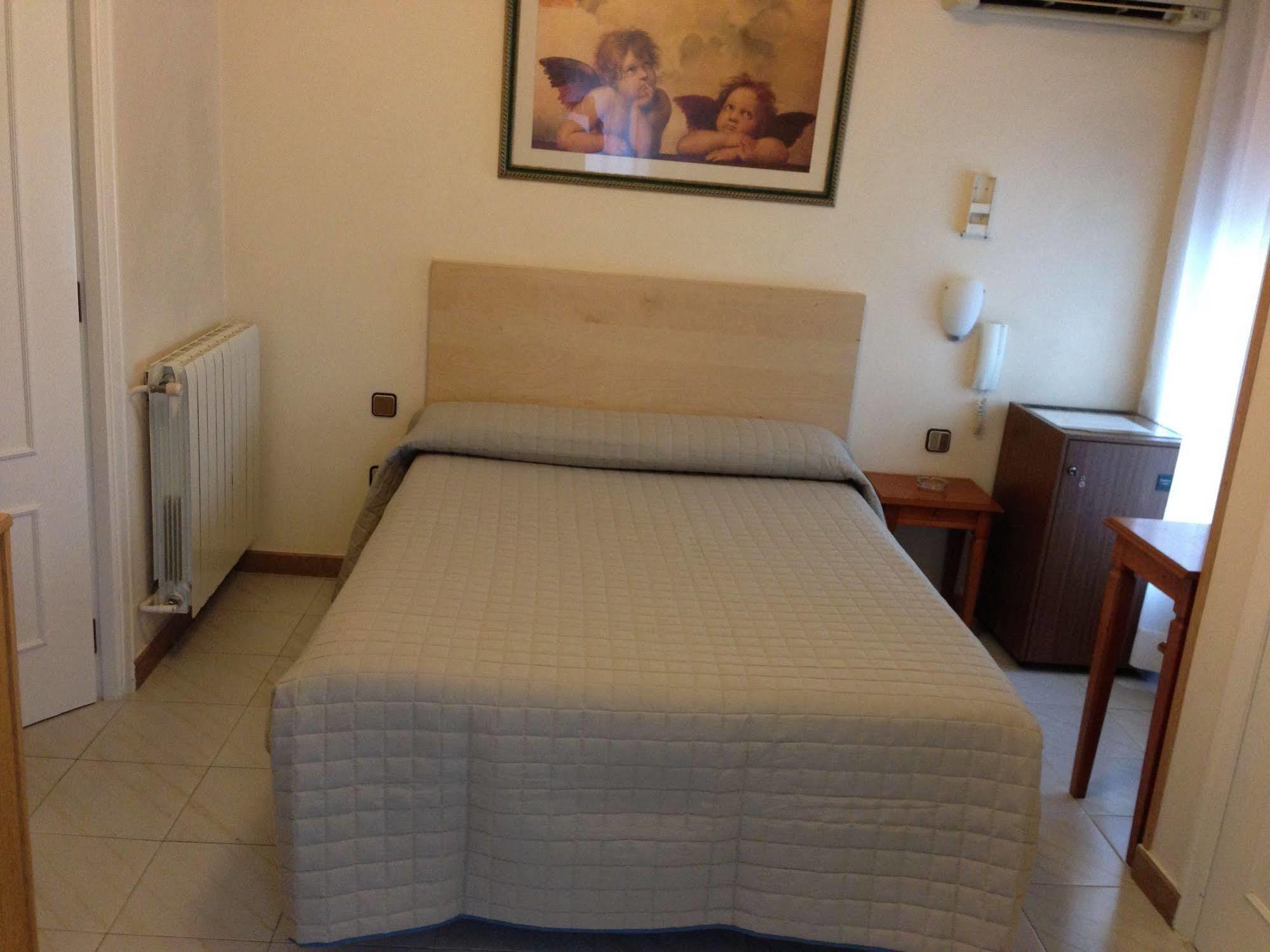 Hostal Cervantes Valdemoro Esterno foto