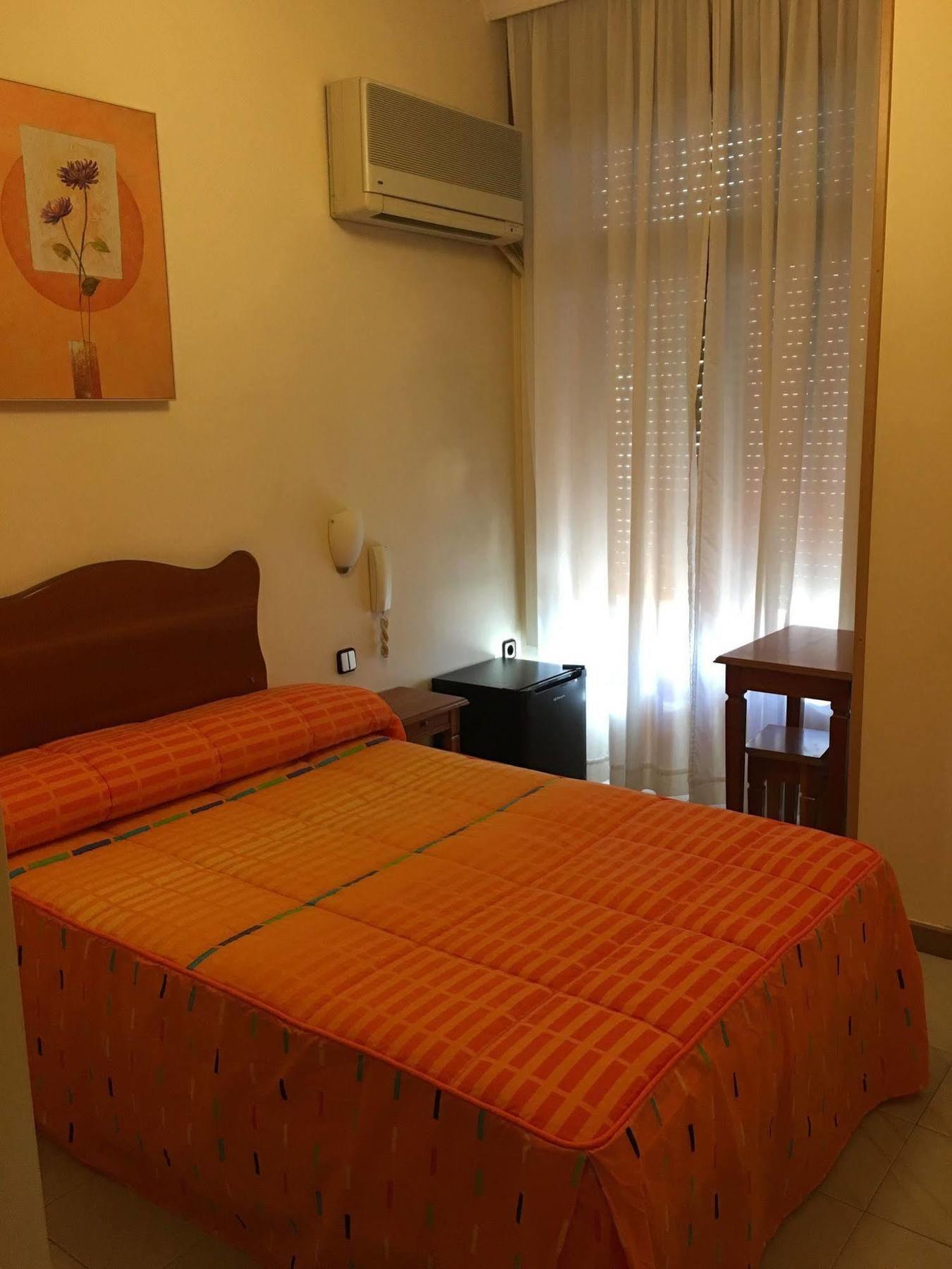 Hostal Cervantes Valdemoro Esterno foto