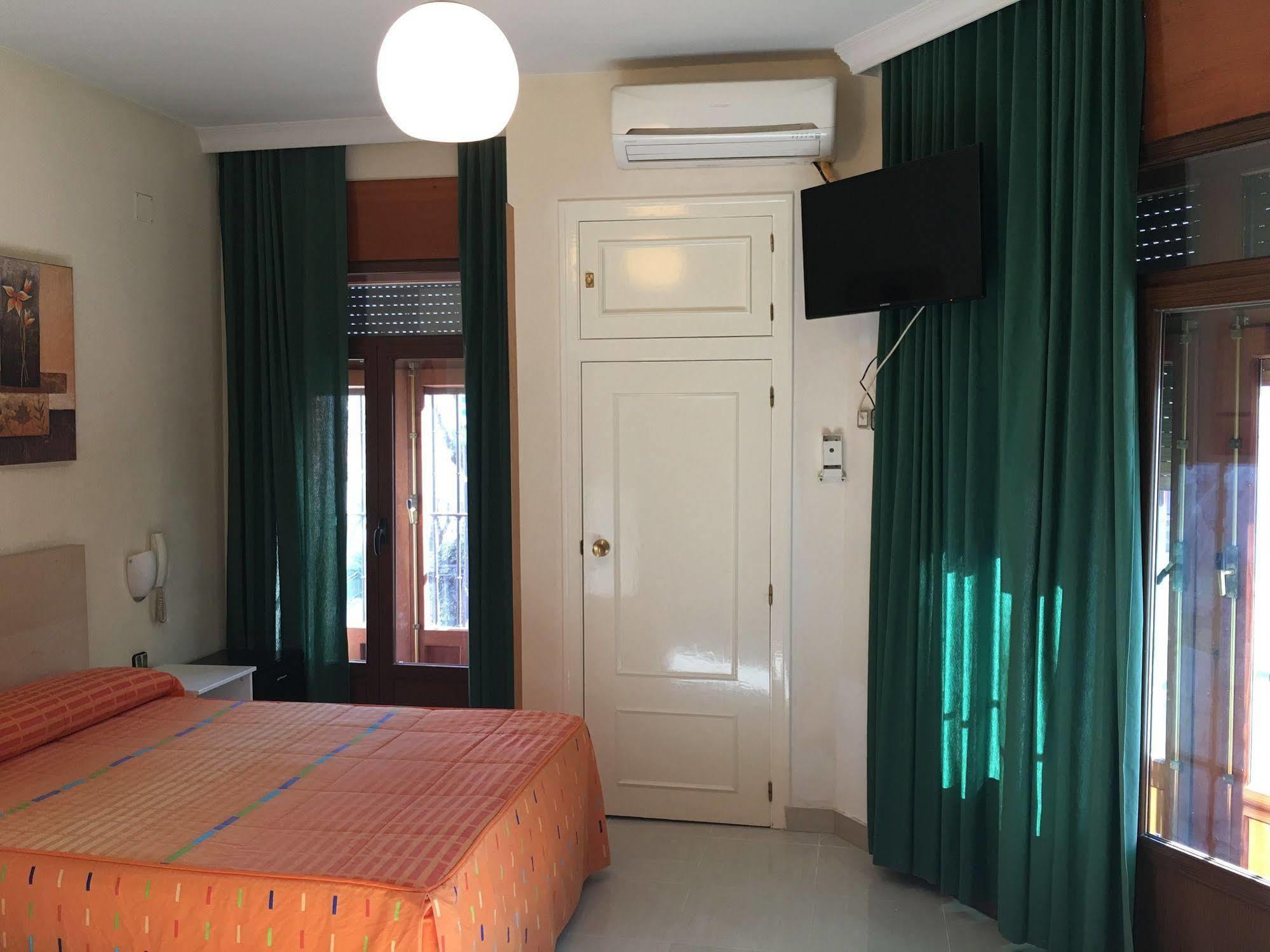 Hostal Cervantes Valdemoro Esterno foto