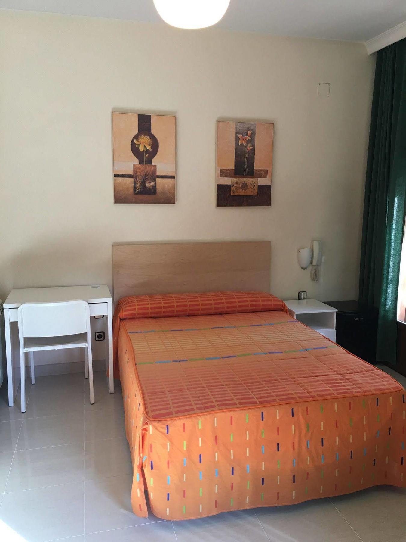 Hostal Cervantes Valdemoro Esterno foto