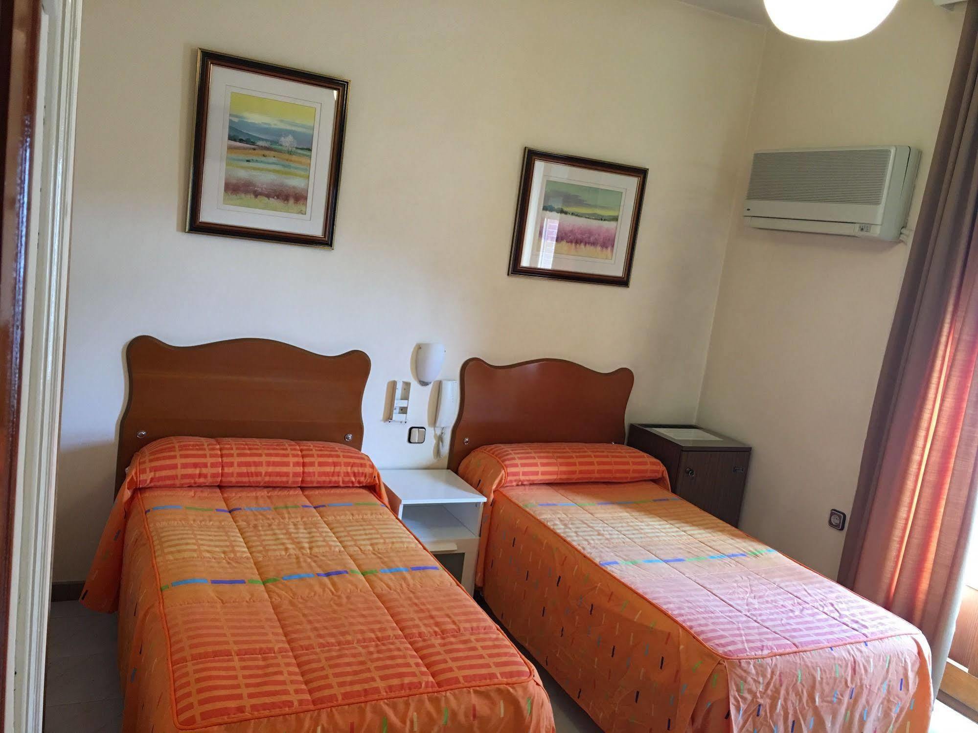 Hostal Cervantes Valdemoro Esterno foto