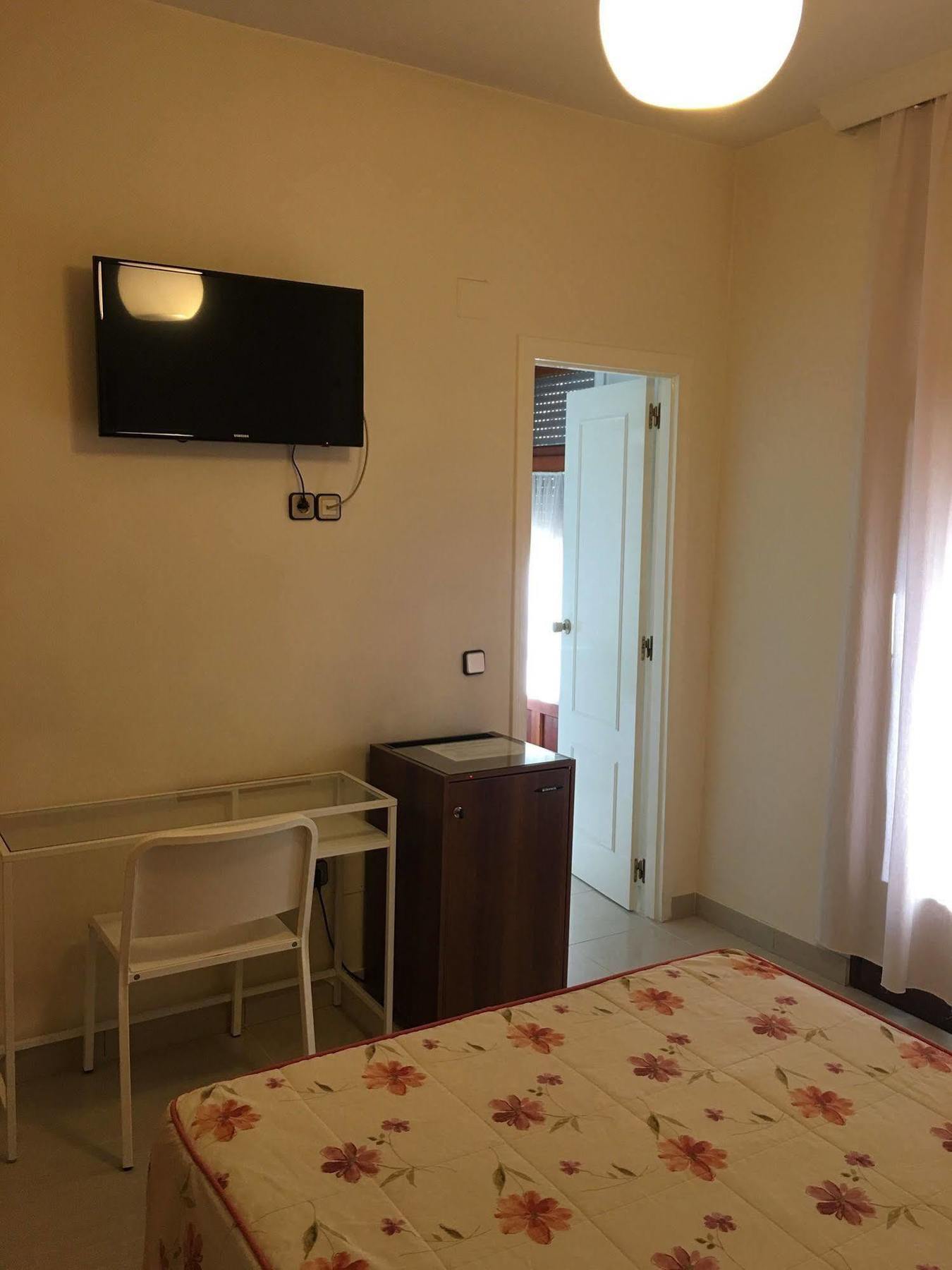Hostal Cervantes Valdemoro Esterno foto
